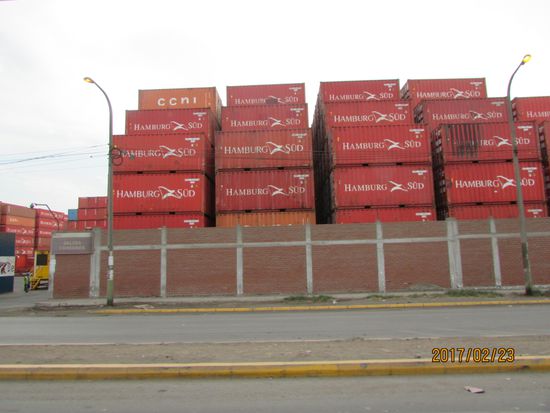 Beim Verlassen Limas kommen wir an riesigen Container-Lagern vorbei, Deutschland ist immer stark vertreten.