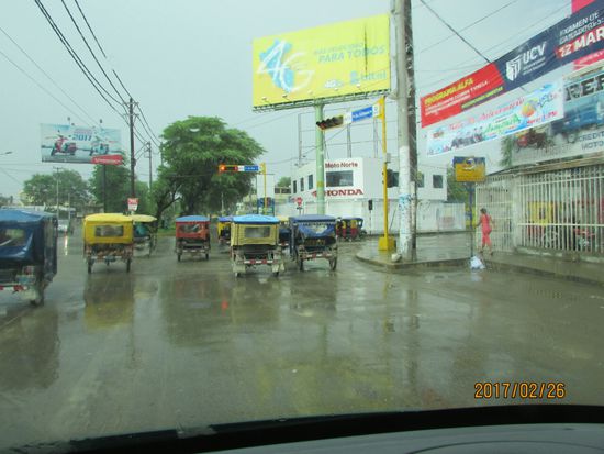 Bei Regen ist es schon ungemütlich in den kleinen Taxis.