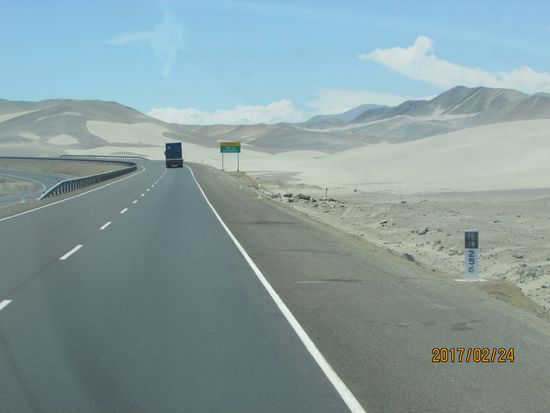 Weiter geht die Fahrt nach Norden, die Wüste hört einfach nicht auf,