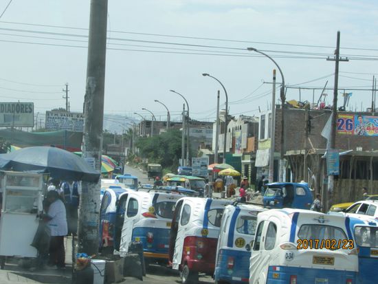 Manchmal ist der Verkehr schon ein bisschen chaotisch, aber jeder hat eine Hupe und die wird alle paar Sekunden getestet. 
Aber unsere geht auch und da wir größer sind, haben wir oft Vorfahrt.
Doris klammert sich dann immer am Sitz fest.
MOTTO "Wer bremst verliert"
