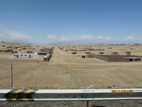 Immer wieder in der Wüste solche Siedlungen für Saison-Arbeiter, ohne Strom und Wasser.