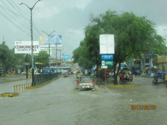 Es ist schon spannend durch knietiefes Wasser zu fahren, zumal manchmal auch die Gullydeckel fehlen.
Wenn es geht, lasse ich immer jemanden vorfahren.