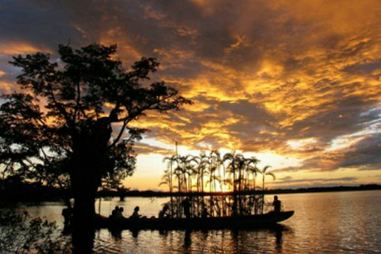 Abendstimmung auf einem Nebenfluss des Amazonas