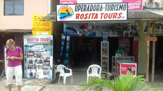 Puerto Lopez. Bei dieser Agentur buchen wir unsere Tour zu der Isla de la Plata, auch Klein-Galapagos genannt.