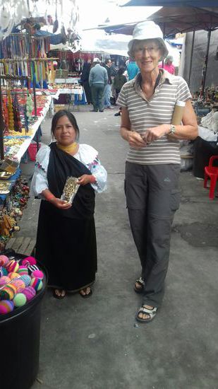 Auf dem bekanmten Markt in Otavalo kaufen wir nach langem Feilschen für unsere Enkel noch 5 goldene Zeremonienmesser.
Die meisten Frauen sind hier sehr klein gewachsen.