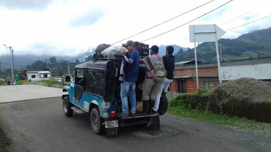 ... deshalb fahren wir mit dem "Taxi" ins Dorf.
12 Personen wurden schon mitgenommen, auch wir haben noch Platz. Doris drinnen, Siegmund draußen.