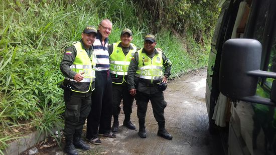 Verbotenerweise überholt.
Als ich dann die Strafe zahlen soll und Doris ihr Portemonnaie herausholt, ist es ihnen  nicht recht. Ich sollte bezahlen!
Aber da ich ja nie Geld bei mir habe, wird gelacht und nur ein Foto gemacht.