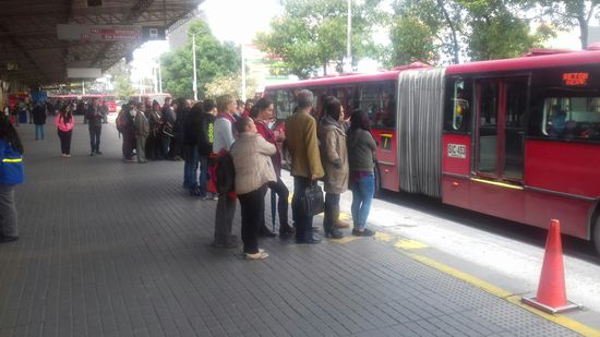 Anstehen beim Transmilenio-Bus.
Bogota hat keine U-Bahn. Seit 2001 gibt es ein Schnellbusnetzwerk mit einer eigenen Fahrspur.