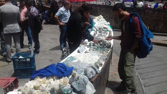 In der Umgebung von Bogota gibt es viele illegale Minen, und die Edelsteine werden auf dem Markt verkauft.
Uns werden Smaragde (manche schon geschliffen) angeboten. Wir lehnen dankend ab.