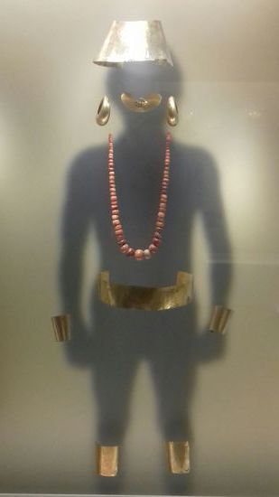 Wenn man hier die kunstvollen Goldschmiedearbeiten sieht und bedenkt, dass diese nur Stücke sind, die die Spanier bei den Eroberungszügen und ihrer Gier nach Gold nicht gefunden und eingeschmolzen haben, kann man sich schon vorstellen, was für Schätze sie damals vorfanden .
Immer mal wieder werden auch jetzt noch Goldarbeiten endeckt, siehe nächstes Bild.