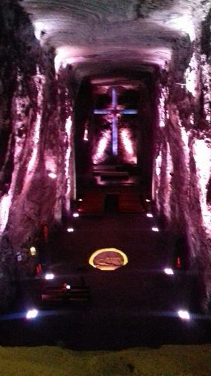 In der dreischiffigen Salzkathedrale. 
Das Kreuz ist 16 m hoch und 12 m breit