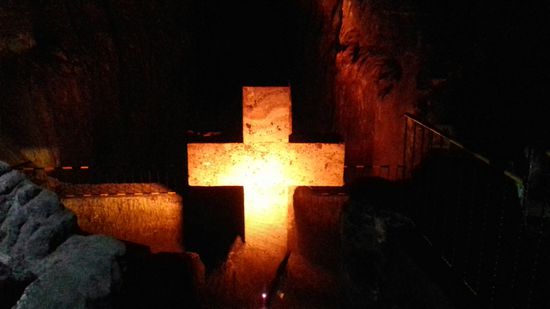 Auf der "Via crucis", einem unterirdischen Kreuzweg, bevor man in die Kathedrale absteigt