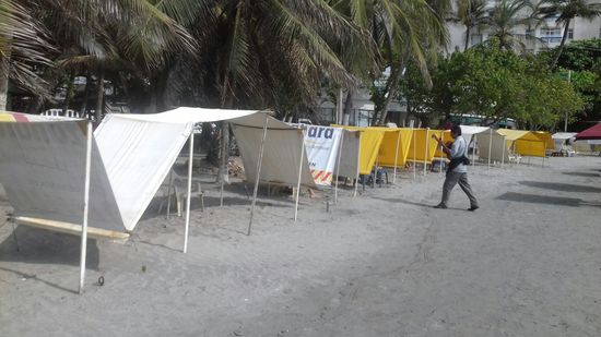 Sonnenschutz auf kolumbianisch. Hier sitzen dann ganze Familien unter.