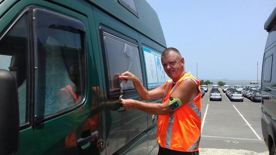 Alle Fenster und Türen werden versiegelt.