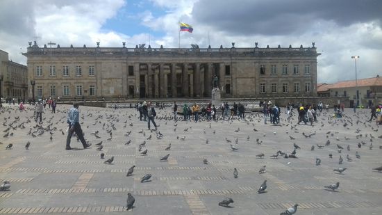 Plaza de Bolivar.
Auf diesem großen baumlosen Platz gibt es viele Besucher und noch mehr Tauben.