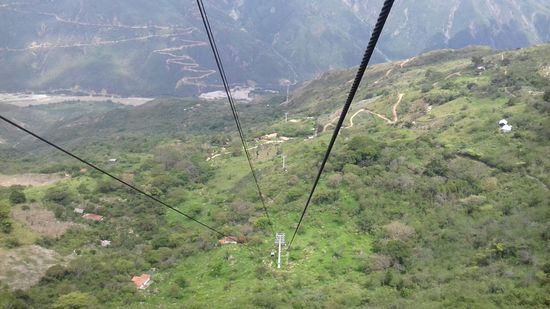 Eine 6,8 km lange Seilbahn führt in 25 Minuten über den imposanten Canyon Chicamocha. Wir genießen die phantastische Aussicht.