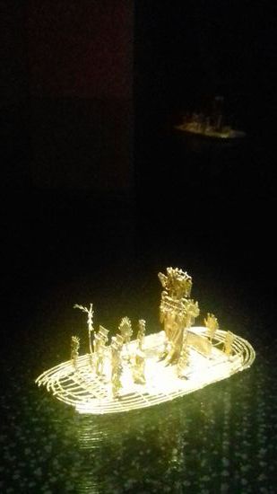 Das Highlight des Goldmuseums ist dieses Miniaturfloß aus purem Gold. Es wurde 1969 von Bauern gefunden, die auf der Suche nach einem entlaufenen Hund waren.
Ein Stückchen des Floßes fehlt: Es heißt, einer der Bauern habe sich damit einen kaputten Zahn geflickt ...