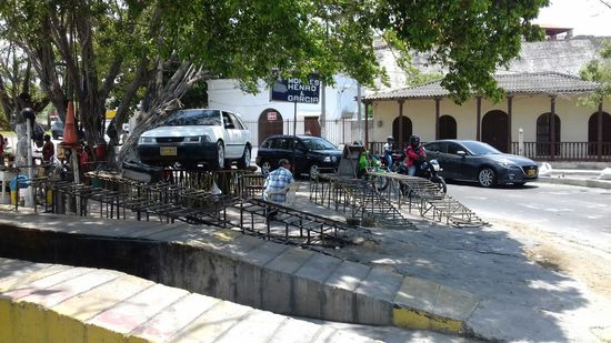 Autowerkstatt im Freien.