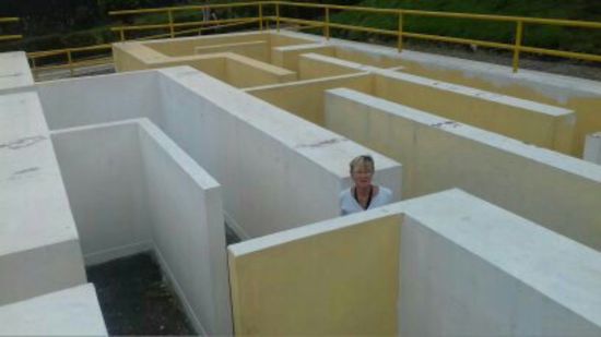 Während wir auf die Führung in der Salzkathedrale warten, vertreiben wir uns die Zeit im Irrgarten