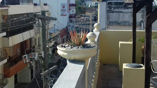 Blick von unserem Hostel in der Altstadt, geführt von einem Schweizer. Infolgedessen überwintern einige Schweizer bei ihm.
Wir bezahlen für 4 Nächte mit gutem Frühstück 120 $.