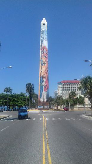 Ein bunt bemalter Obelisk