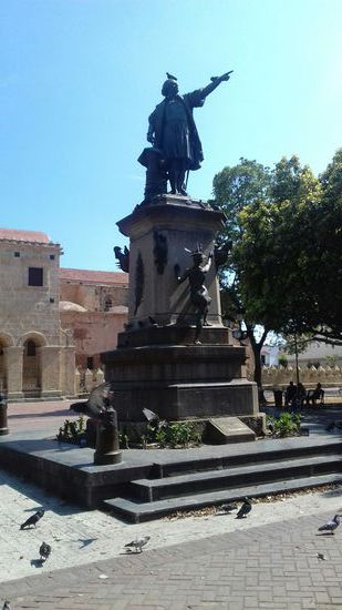 Columbus Denkmal.
Am 05.12.1492 ist er hier an Land gegangen.