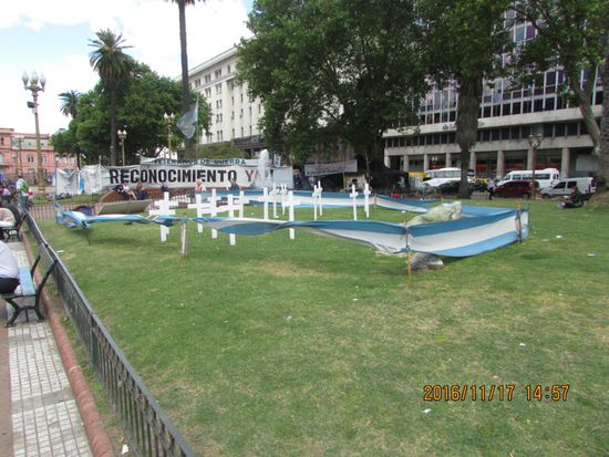 Andenken an die Gefallenen des Falkland/Malvinen Krieges 1982  gegen England
vor dem Regierungsgebäude auf der Plaza de Mayo.