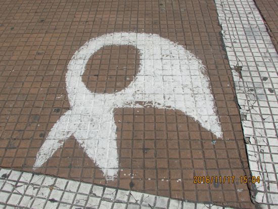 Das Erkennungszeichen waren weisse Kopftücher.