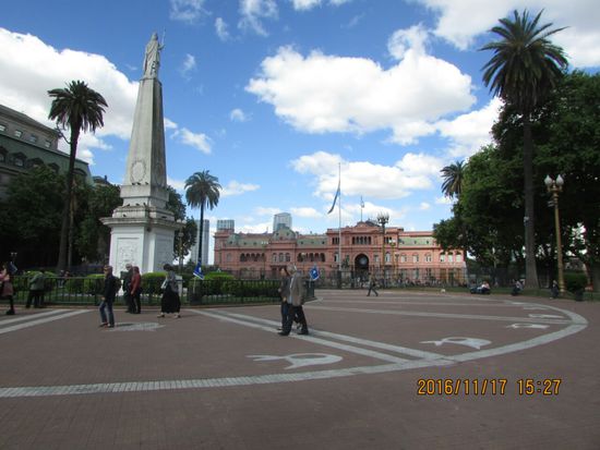 Plaza de Mayo
Hier haben zur Zeit der Militärdiktatur die Mütter und Frauen gegen das Verschwinden ihrer Söhne und Männer protestiert.