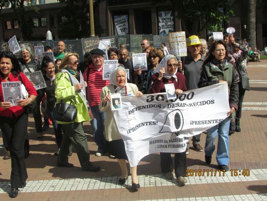 Jeden Donnerstag um 15.30 Uhr wird immer an die ca 30.000 Verschwundenen gedacht.