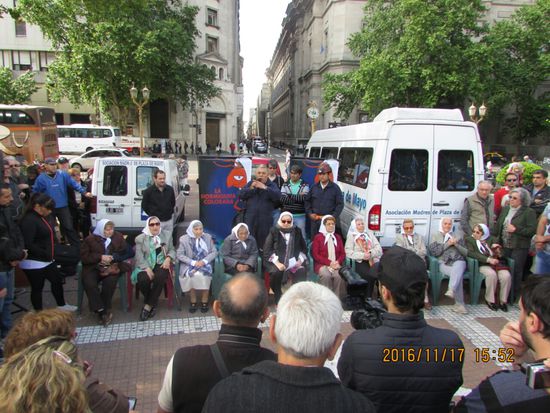 Die bekannteste Menschenrechtsorganisation Argentiniens "Madres de Plaza de Mayo"
Die paar Frauen, die noch leben und hierherkommen, tragen auch die weissen Kopftücher.