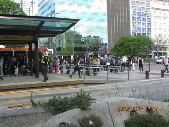 Was uns auffiel:
Überall wird in einer Schlange angestanden, so gibt es nirgends Gedränge.
Hier am Busbahnhof.