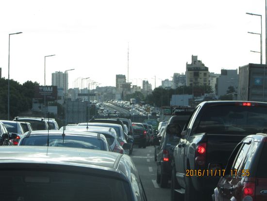 Bei der Ausfahrt aus Buenos Aires Richtung Süden kommen wir in die Rushhour, auch die Argentinier müssen mal langsam fahren, 20 km/2 Std.