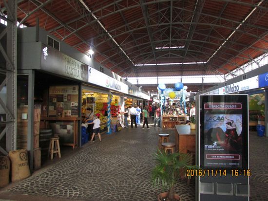 In der Markthalle, alles blitzsauber, gar nicht südländisch .