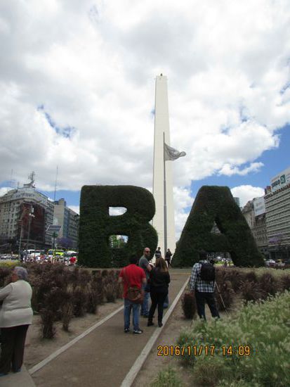 Monument in der 130 m breiten Prachtstrasse von B. A.
Der 67,50 m hohe Obelisk wurde am 25. Mai 1936 (25. Mai = Unabhängigkeitstag)
zum 400. Jahrestag der Stadt aufgestellt.
