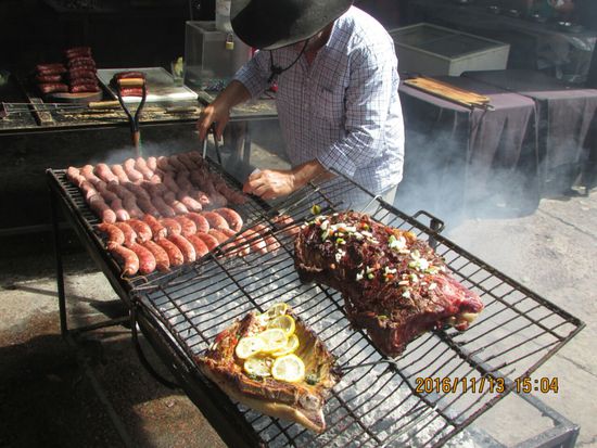 Zur Stärkung gönnen wir uns ein Choripan, ein Klassiker.
Es ist eine Art frische, grobe und gut gewürzte Bratwurst, die gegrillt,  längs aufgeschnitten und in ein Brot gelegt wird .