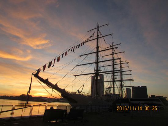 Sonnenaufgang am Hafen.