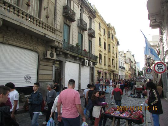 In der Defensa Av. findet sonntags ein grosser Flohmarkt statt.
Wir erstehen hier eine kleine Kalabasse, aus der man Mate trinkt.