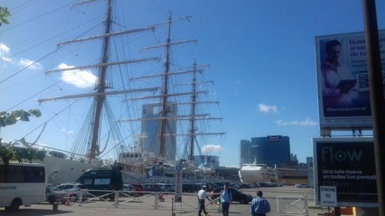 Der Stolz der argentinischen Flotte "die Libertad". Ein Segelschulschiff der  Kriegsmarine.
Wir haben das Womo erst etwas weiter weggestellt, aber der Wächter kommt und meint, wir sollen doch bei ihm vor dem Wärterhaus stehen, dann hätte er das Fahrzeug besser im Blick, wenn wir für 3 Tage nach Montevideo fahren.