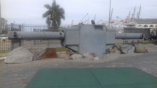 Entfernungsmesser vom deutschen Schlachtschiff Graf Spee, das hier vor der Mündung des Rio de la Plata 1939 von der Mannschaft versenkt wurde, weil der Kommandant nicht gegen eine angebliche Übermacht der englischen Kriegsschiffe, die auf dem Atlantik warteten, kämpfen wollte.
Bevor er sich erschoss, sagte er "Mir sind tausend junge Matrosen lieber als tausend tote Helden"
Die Besatzung wurde bis Kriegsende in Argentinien interniert, einigen gelang aber die Flucht, und sie kamen irgendwie nach Deutschland.