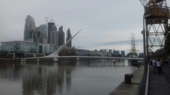 Puente de la Mujer (Brücke der Frau) - eine originelle Fußgänger-Drehbrücke, die das Hafenbecken Nr. 3 überspannt
