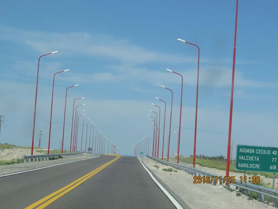 Was auffällt, viele Kreuzungen, auch weitab von Dörfern, sind beleuchtet.