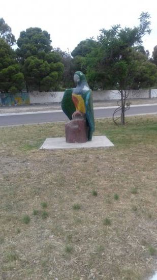 Statue eines Felsensittiches