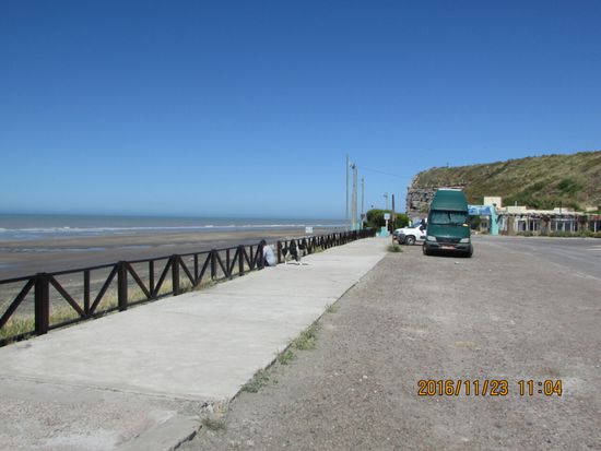Promenade in Balneario el Condor, bei der Felsensittichkolonie, unser heutiger Übernachtungsplatz am Ende der Promenade.
Die Nacht ist ruhig (kein Geschrei von den Sittichen und die Polizei fährt alle paar Stunden vorbei.
Man ist gerade dabei, den Ort für die Saison (Mitte Dez. - Ende Febr.) hübsch zu machen. Zurzeit ist alles noch geschlossen.