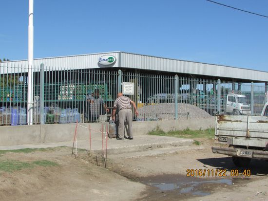 Gasflaschen auffüllen lassen ist oftmals ein Lotteriespiel. Weil es deutsche Flaschen sind, braucht man einen Adapter, damit an den Gaswechsel-Stationen unsere Flaschen aufgefüllt werden können.
Manchmal wird einfach gesagt, können wir nicht, wenn sie keine Lust haben, etwas außer der Reihe zu machen.
Auch das Wechseln ist eine Prozedur!
Die alte Flasche wird in ein Drahtkarussell gestellt, der Mitarbeiter dreht das Karussell, nimmt die alte Flasche heraus, stellt eine neue hinein, dreht das Karussell soweit, dass die neue Flasche draußen ist und kassiert in bar 80 Pesos, ca 6 €