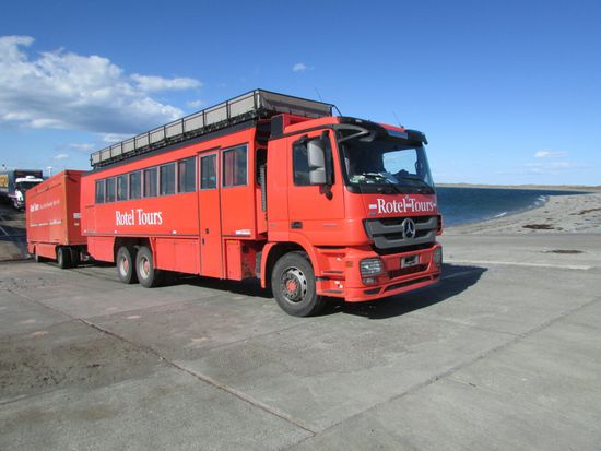 Als die Fähre anlegt, kommt dieser rote Bus heruntergefahren. Mit dem waren wir vor 2 Jahren in Mittelamerika unterwegs.