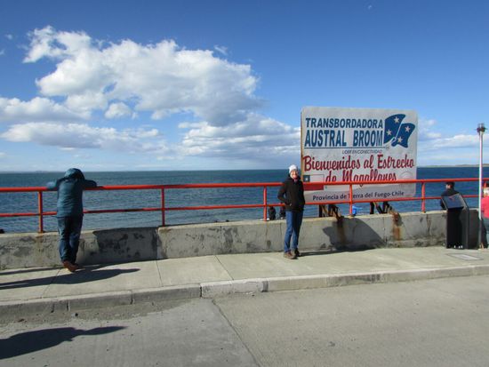 Warten auf die Fähre zum Festland an der Magellan-Straße.