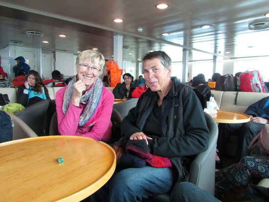 Infolge des Wiedersehens vergeht die Überfahrt wie im Flug.