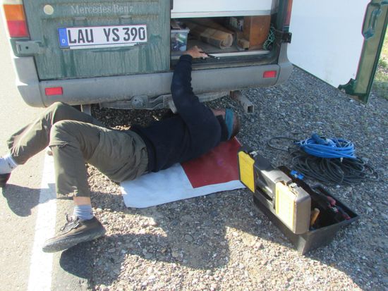 Siegmund im vollen Einsatz.
Zum Glück waren wir erst vor ein paar Tagen bei einem Reifenhändler,
der vorne neue Reifen aufgezogen hat und die vorderen nach hinten.
Infolgedessen sind die Radmuttern gut zu lösen.