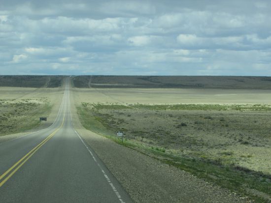 Die Pampa hat uns voll im Griff. 2600 km sieht man links was auch rechts zu sehen ist.